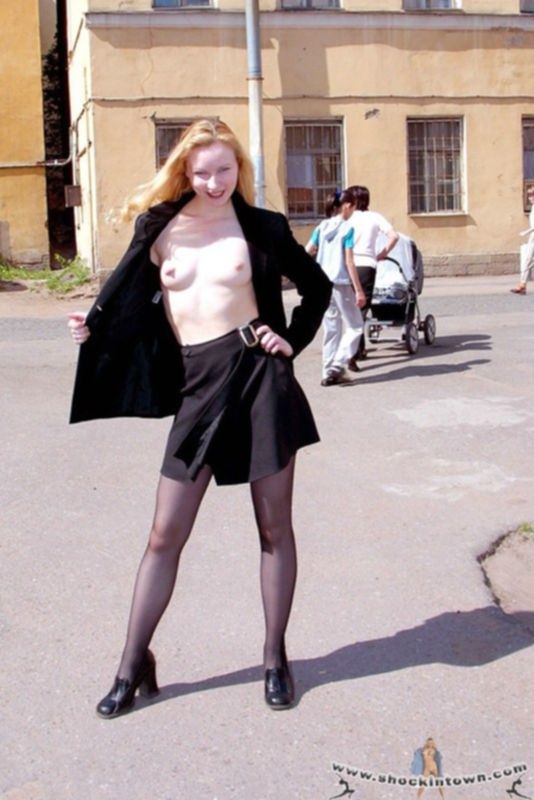 Русские девчонки показывают себя на улицах