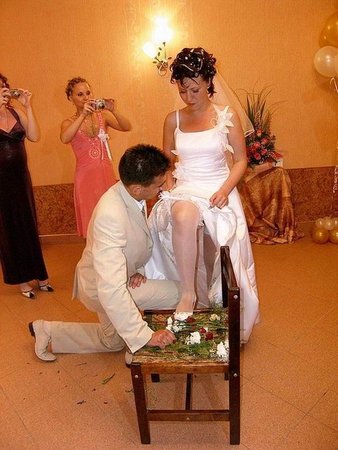 Объявляю вас мужем и женой, жених можете обоссать невесту 