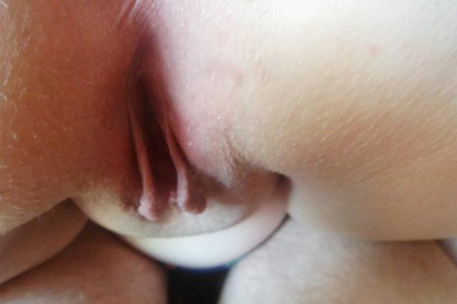 Половые губы и большой зад сексуальной леди - секс порно фото